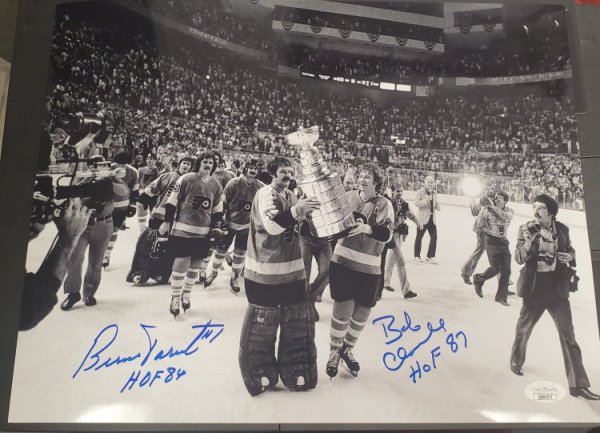 Bobby Clarke Autographed 1983-84 O-Pee-Chee Sticker Card #198 Philadelphia  Flyers SKU #153605