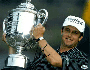 David Toms Autographed Signed 8x10 Photo 2001 PGA Championship w/ Trophy (horizontal) 
