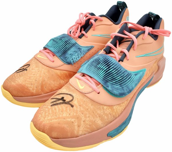 Giannis Antetokounmpo Autographed Signed Crimson Bliss Nike Zoom Freak Shoes Milwaukee Bucks Size 16 Pair Beckett Beckett Qr #197440 