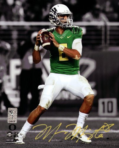 Marcus Mariota Autographed 8X10 Photo Oregon Ducks Spotlight Mm Holo #89176