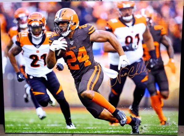 Nick Chubb Cleveland Browns 30x40 Autographed Signed Canvas - Beckett Authentic 
