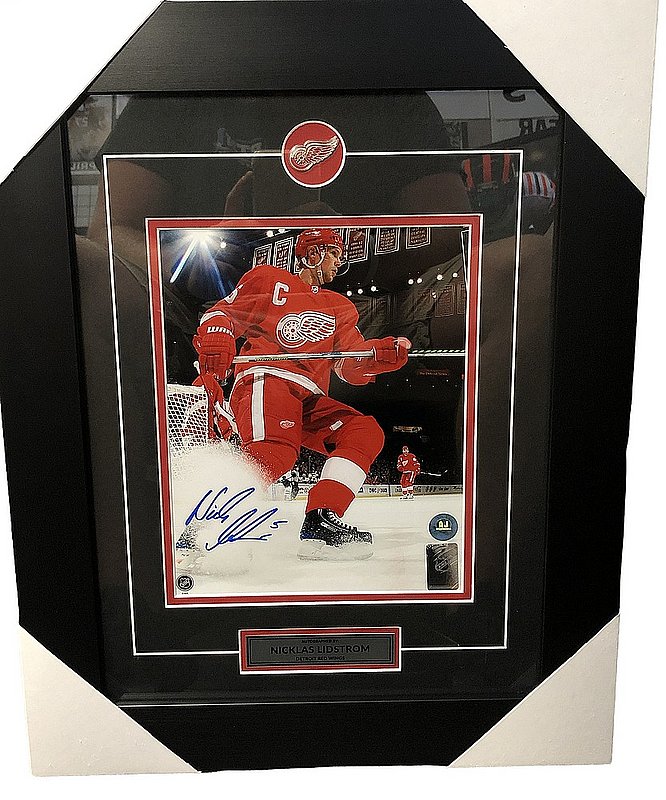 Nicklas Lindstrom Signed Detroit Red Wings Framed Skating 8x10 Photo w/Nameplate
