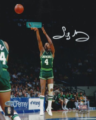 Sidney Moncrief Autographed Signed 8X10 Milwaukee Bucks Photo - Autographs